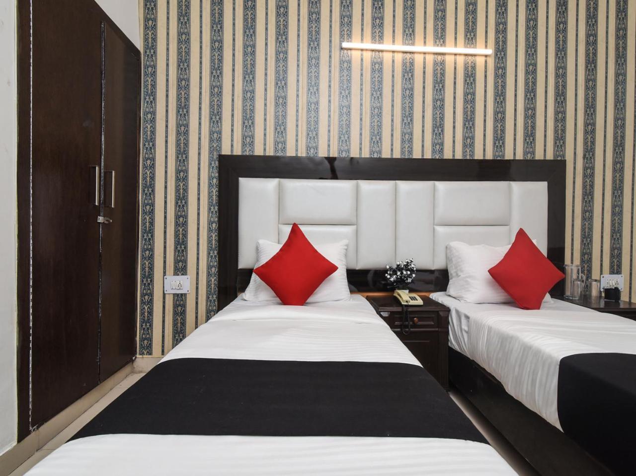 Capital O 16676 Near Noida City Center Bagian luar foto
