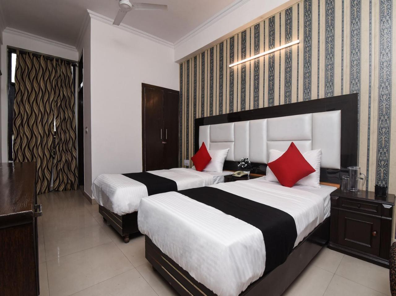 Capital O 16676 Near Noida City Center Bagian luar foto