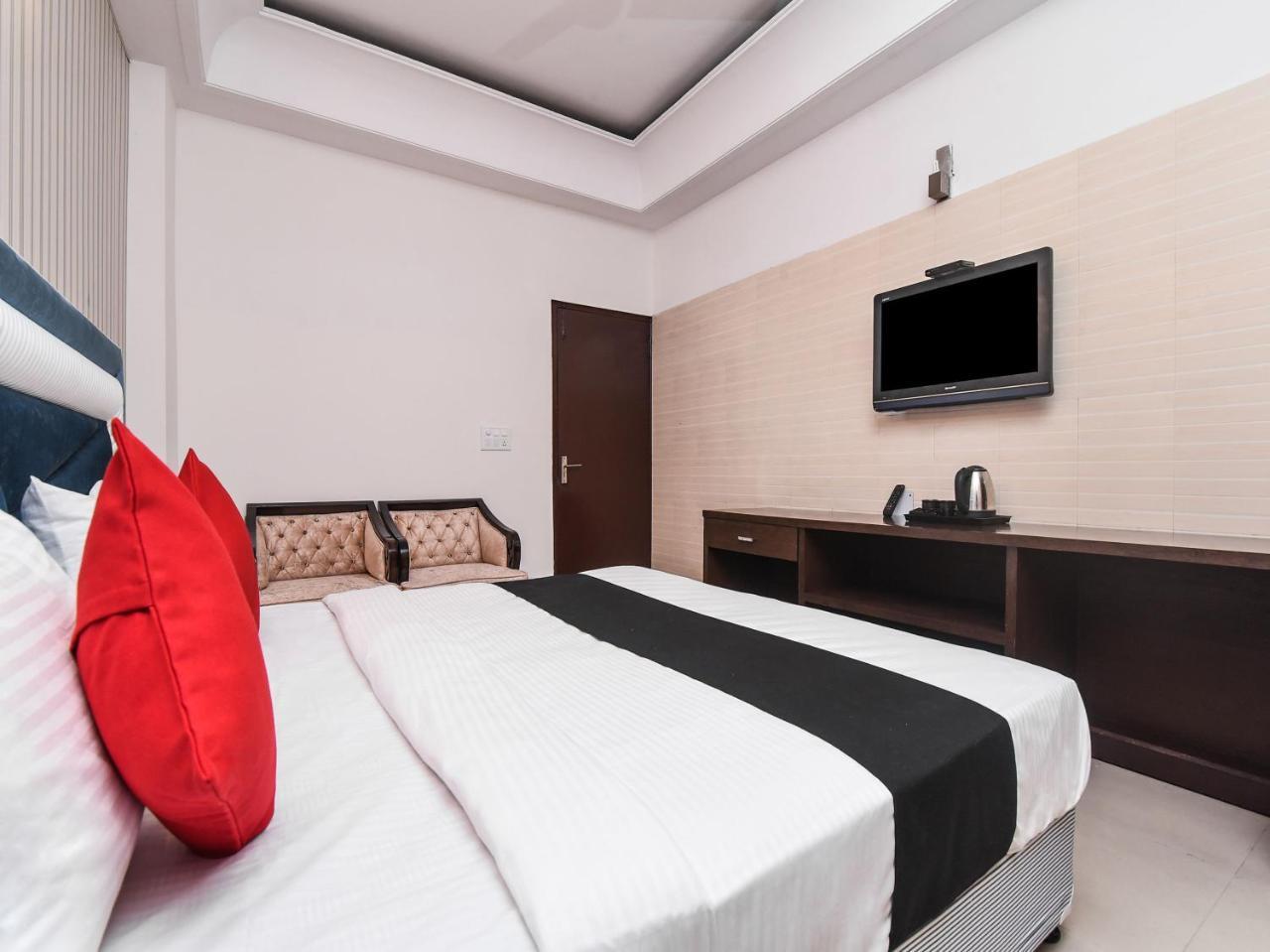 Capital O 16676 Near Noida City Center Bagian luar foto