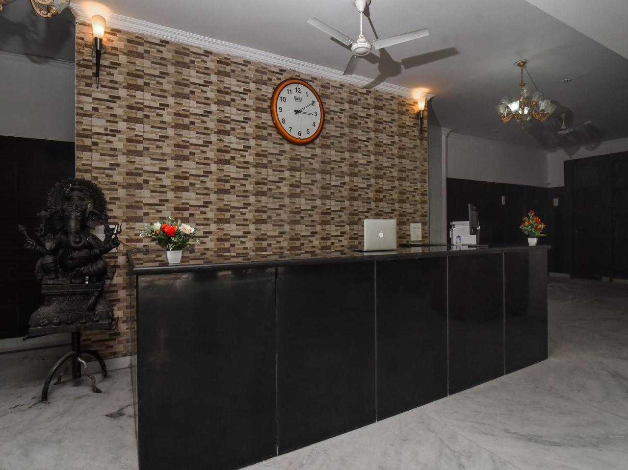 Capital O 16676 Near Noida City Center Bagian luar foto