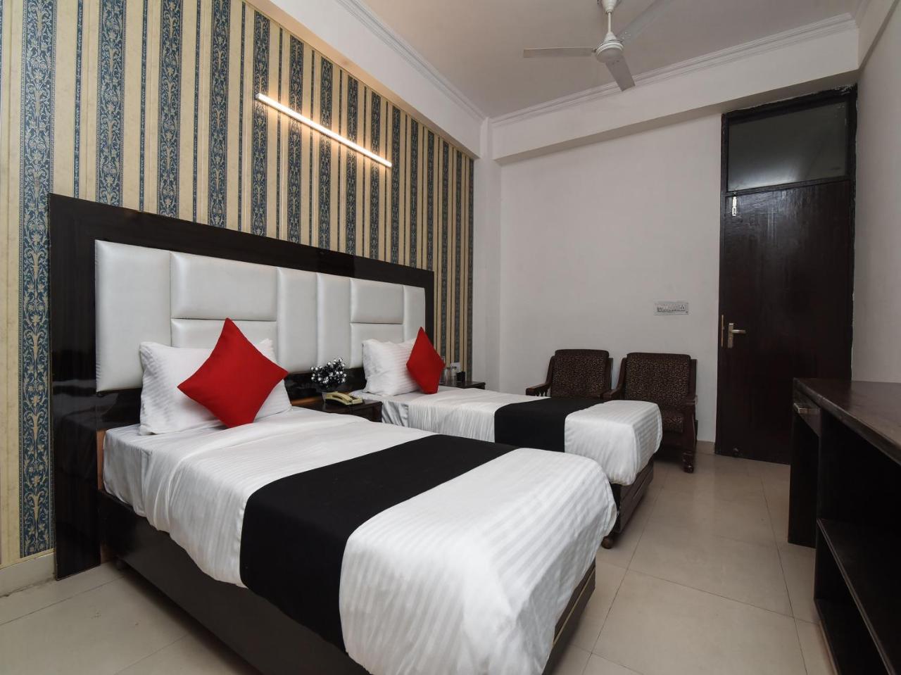 Capital O 16676 Near Noida City Center Bagian luar foto
