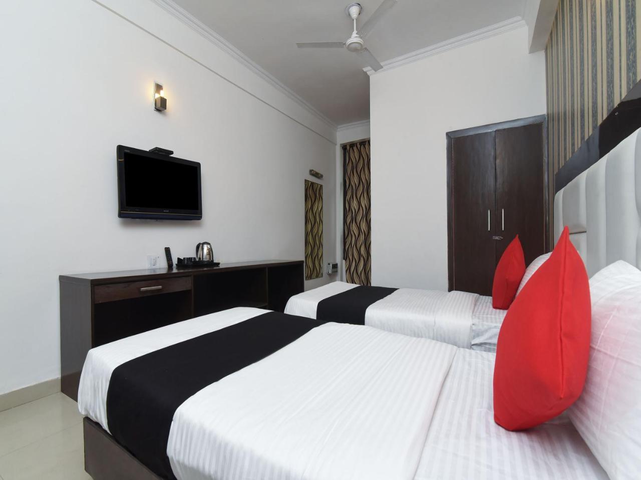 Capital O 16676 Near Noida City Center Bagian luar foto