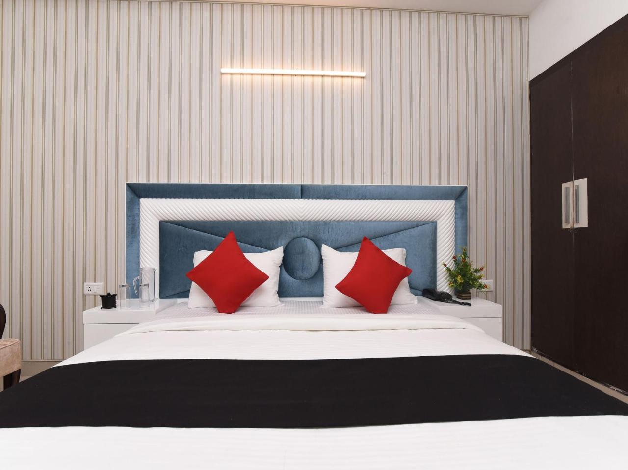 Capital O 16676 Near Noida City Center Bagian luar foto