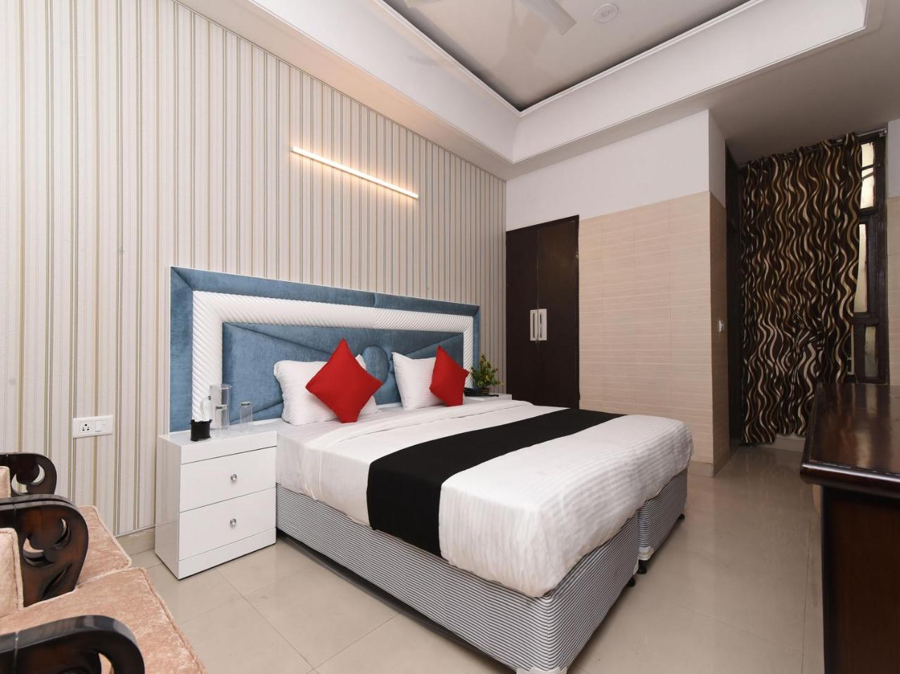Capital O 16676 Near Noida City Center Bagian luar foto