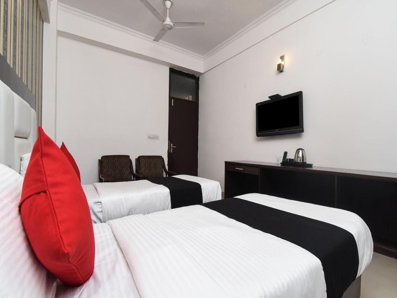 Capital O 16676 Near Noida City Center Bagian luar foto