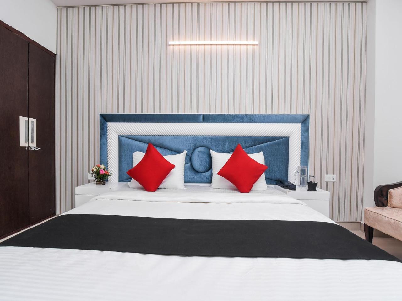 Capital O 16676 Near Noida City Center Bagian luar foto