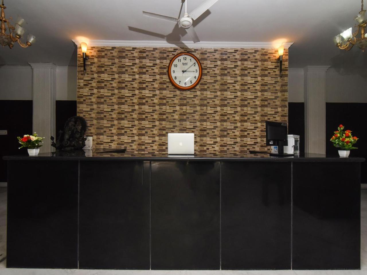 Capital O 16676 Near Noida City Center Bagian luar foto