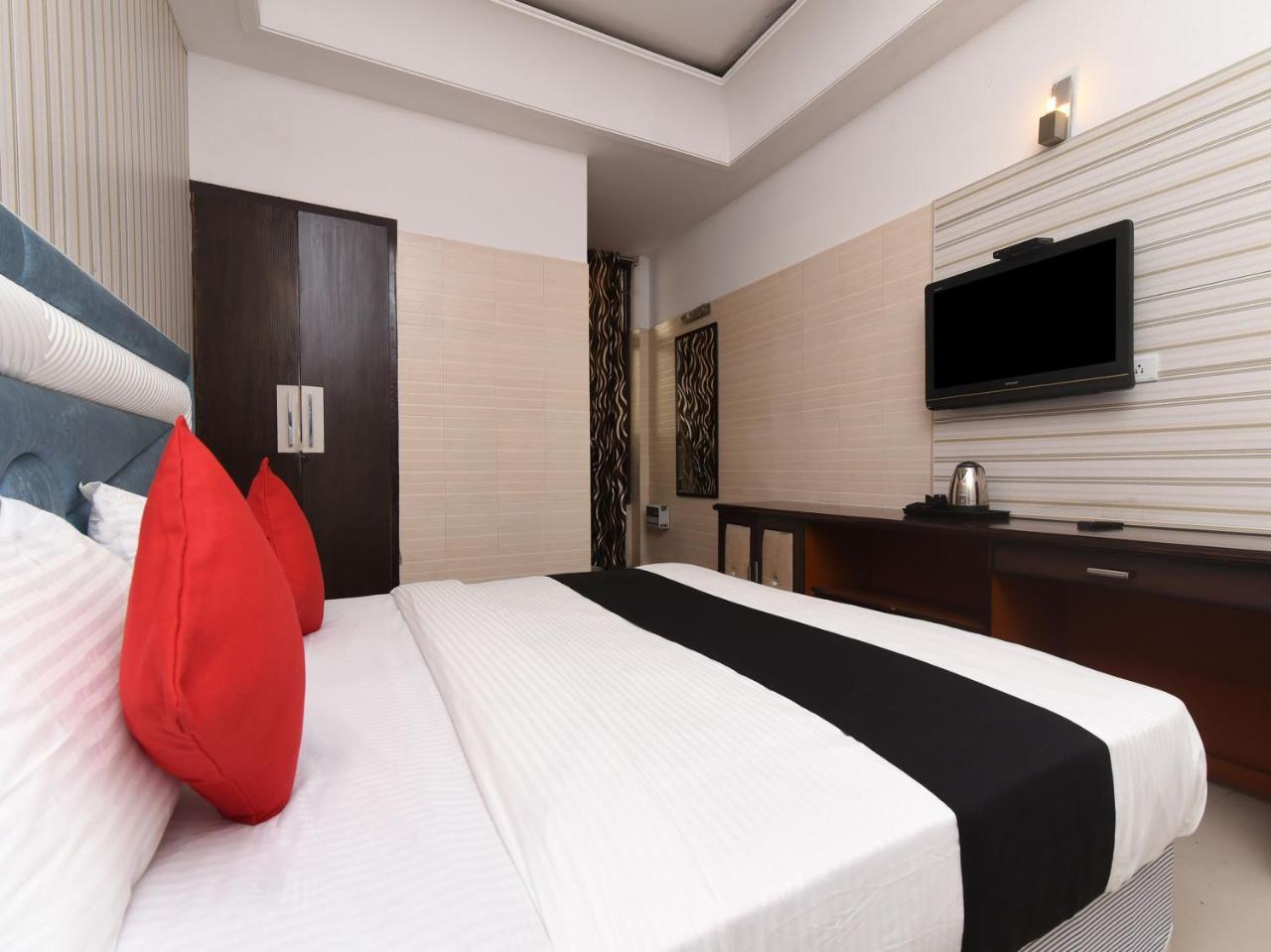 Capital O 16676 Near Noida City Center Bagian luar foto