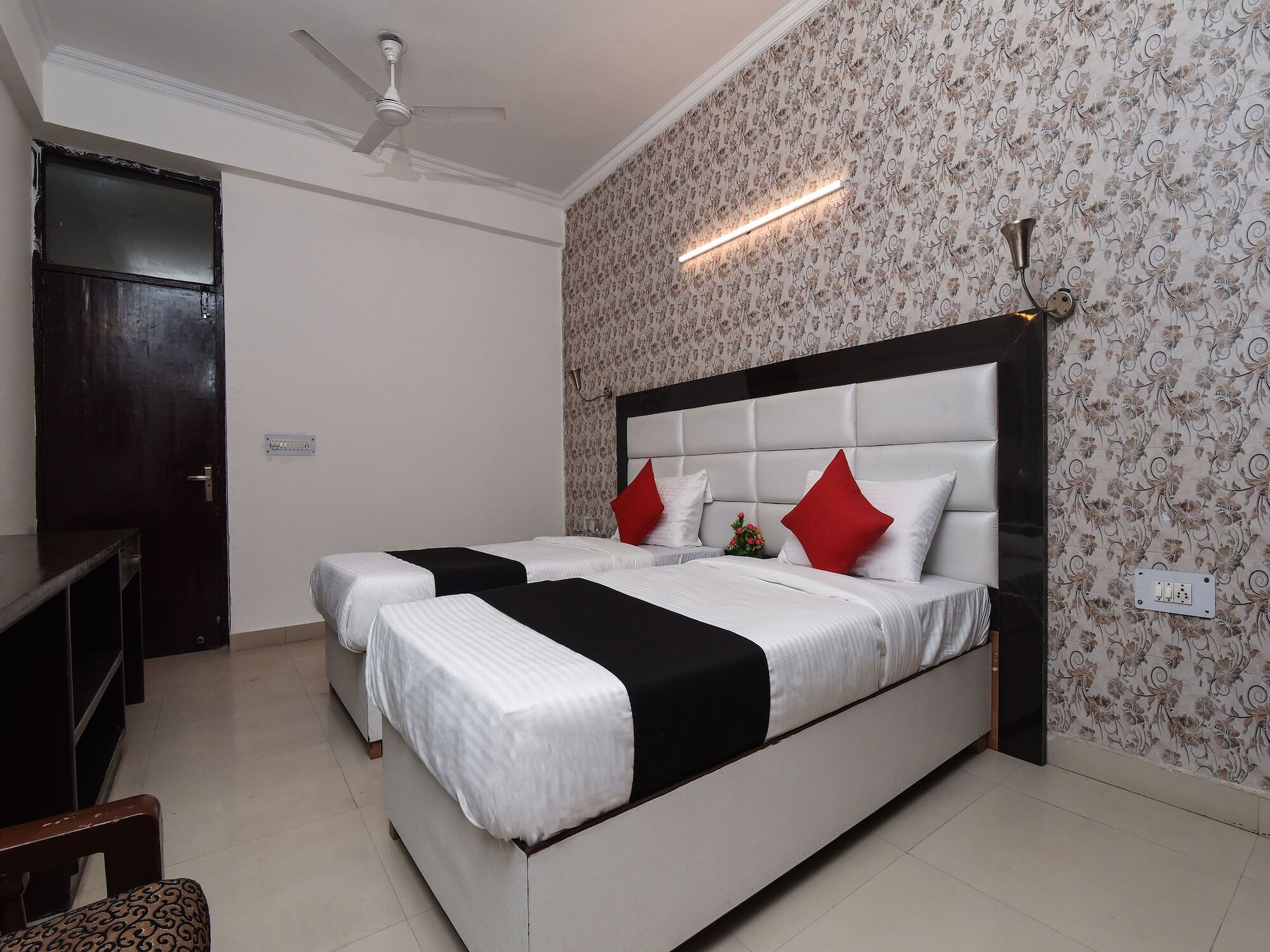 Capital O 16676 Near Noida City Center Bagian luar foto