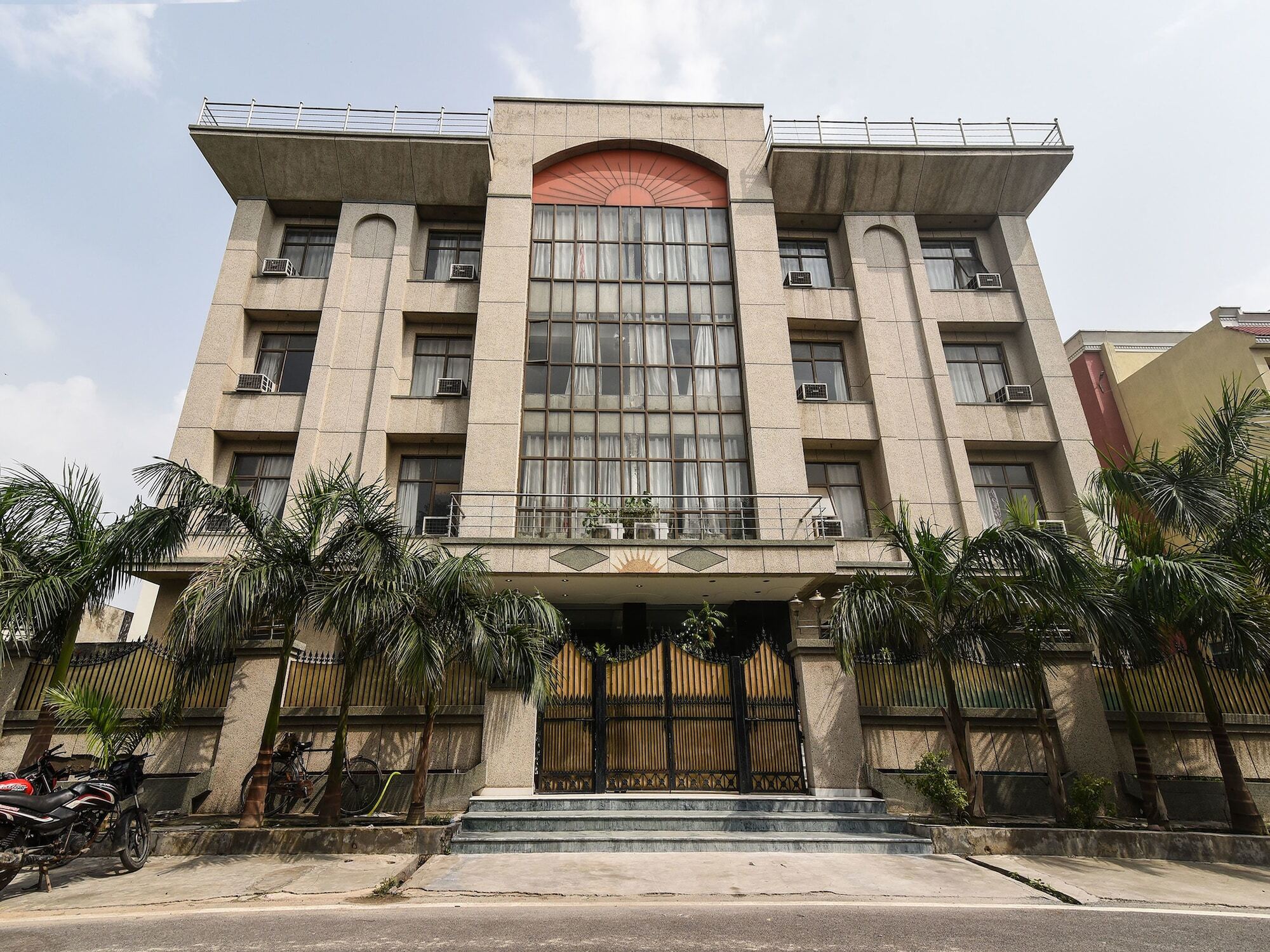 Capital O 16676 Near Noida City Center Bagian luar foto
