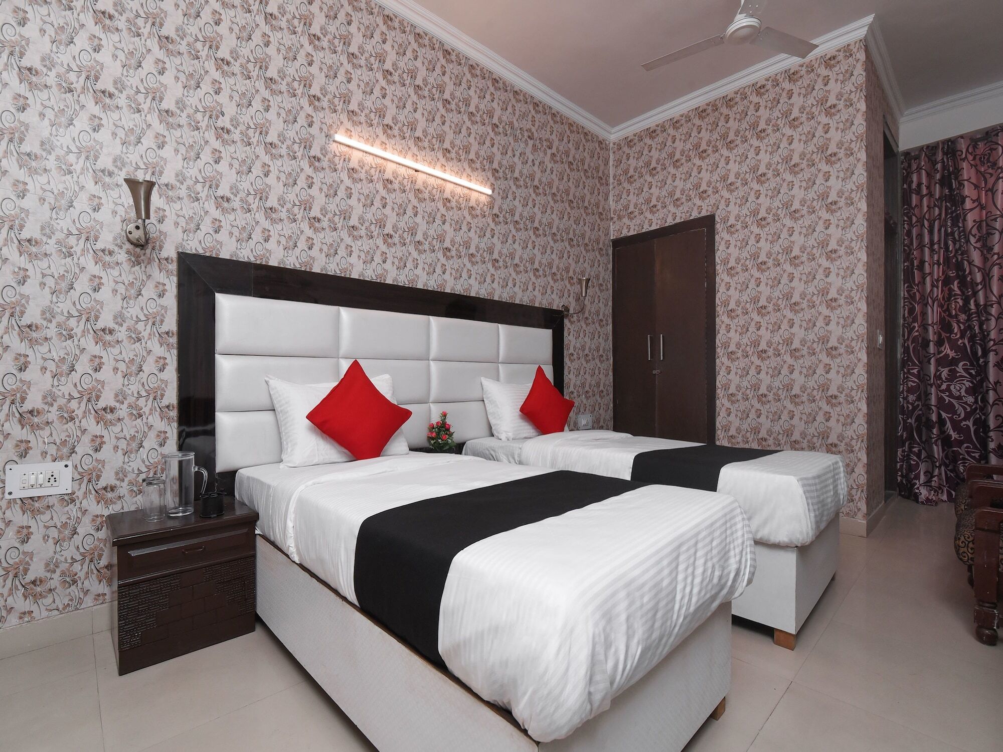 Capital O 16676 Near Noida City Center Bagian luar foto